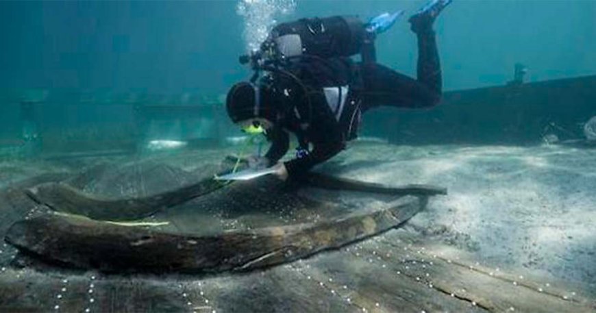 Francúzsky potápači sa chytajú vyloviť 3000 rokov starý vrak lode zo stredozemného mora