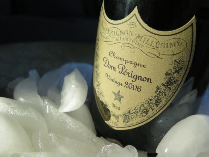 Dom Pérignon a Vynález Šampaňského: Hľadanie Skvostu v Bublinkách